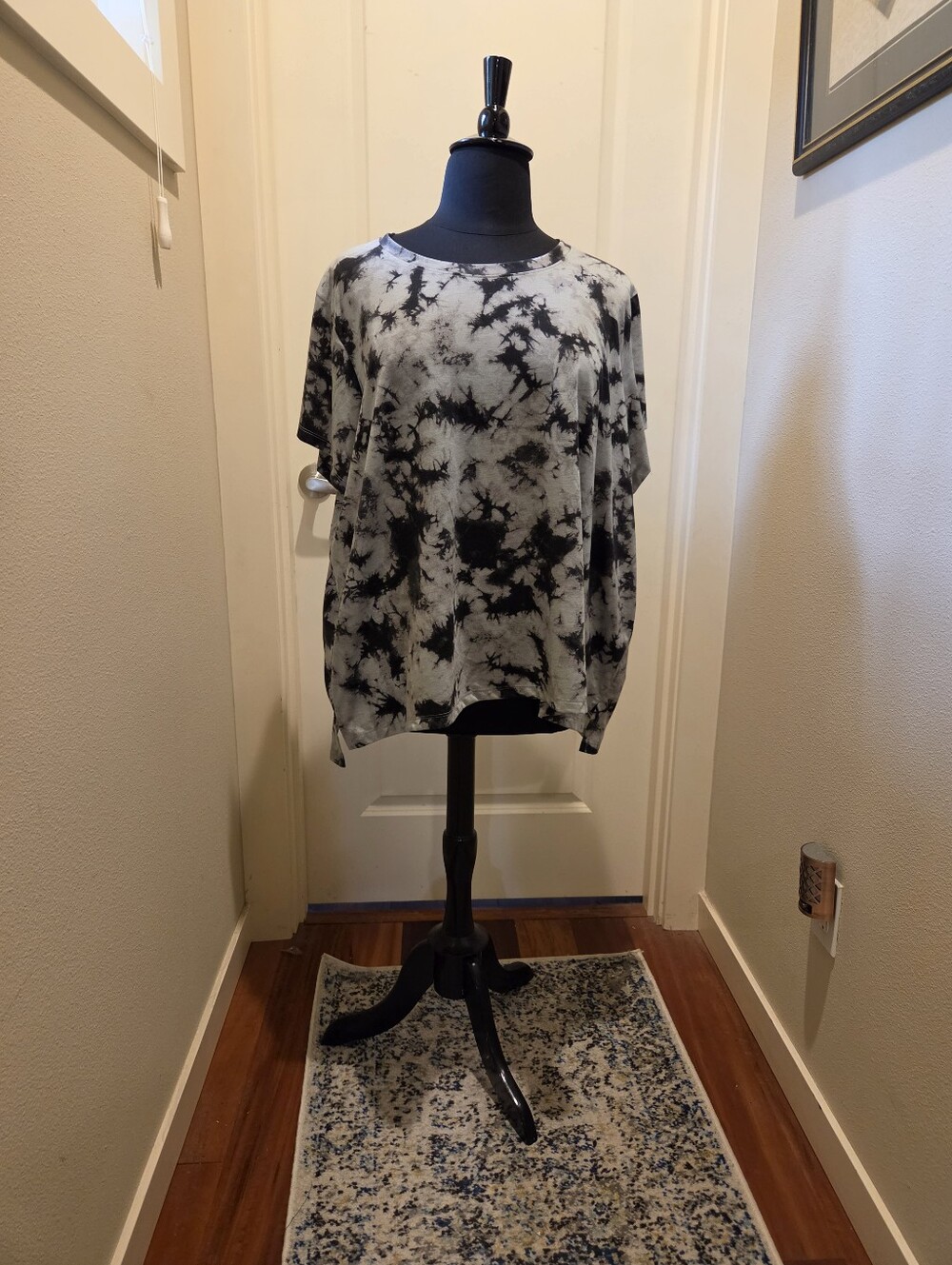Xersion Black and White Tie-Dye Short Sleeve Tee